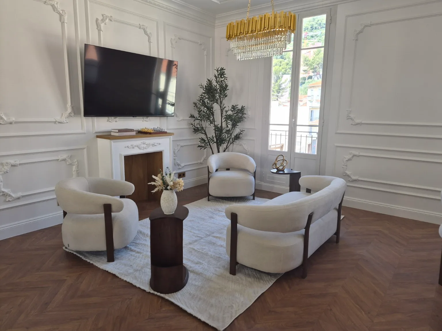 Salon d'appartement Haussmannien rénové par NICHAM BTP à Menton, Côte d'Azur